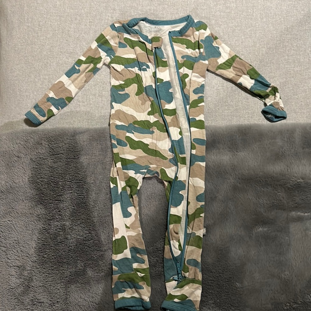 Kyte camo - 12-18 months onesie not footed